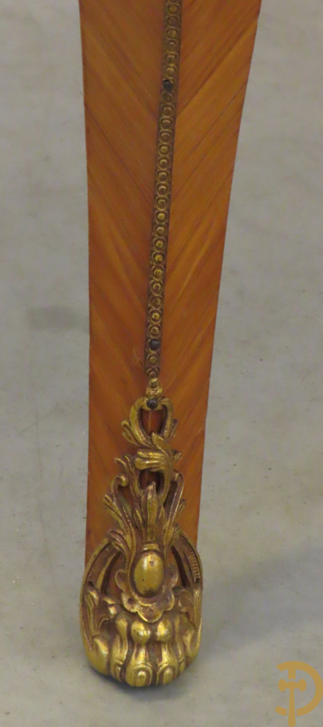 Gemarketteerde ovale notelaren tafel bezet met bronsbeslag van dameshoofden + stoel