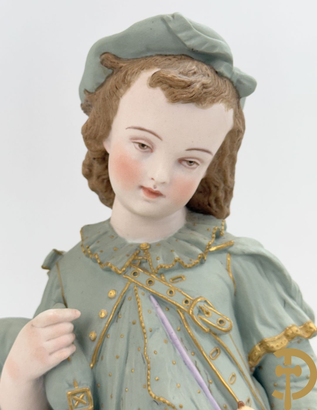 Paar grote Franse gekleurde biscuits van meisje en 
 jongen met schaap en geit