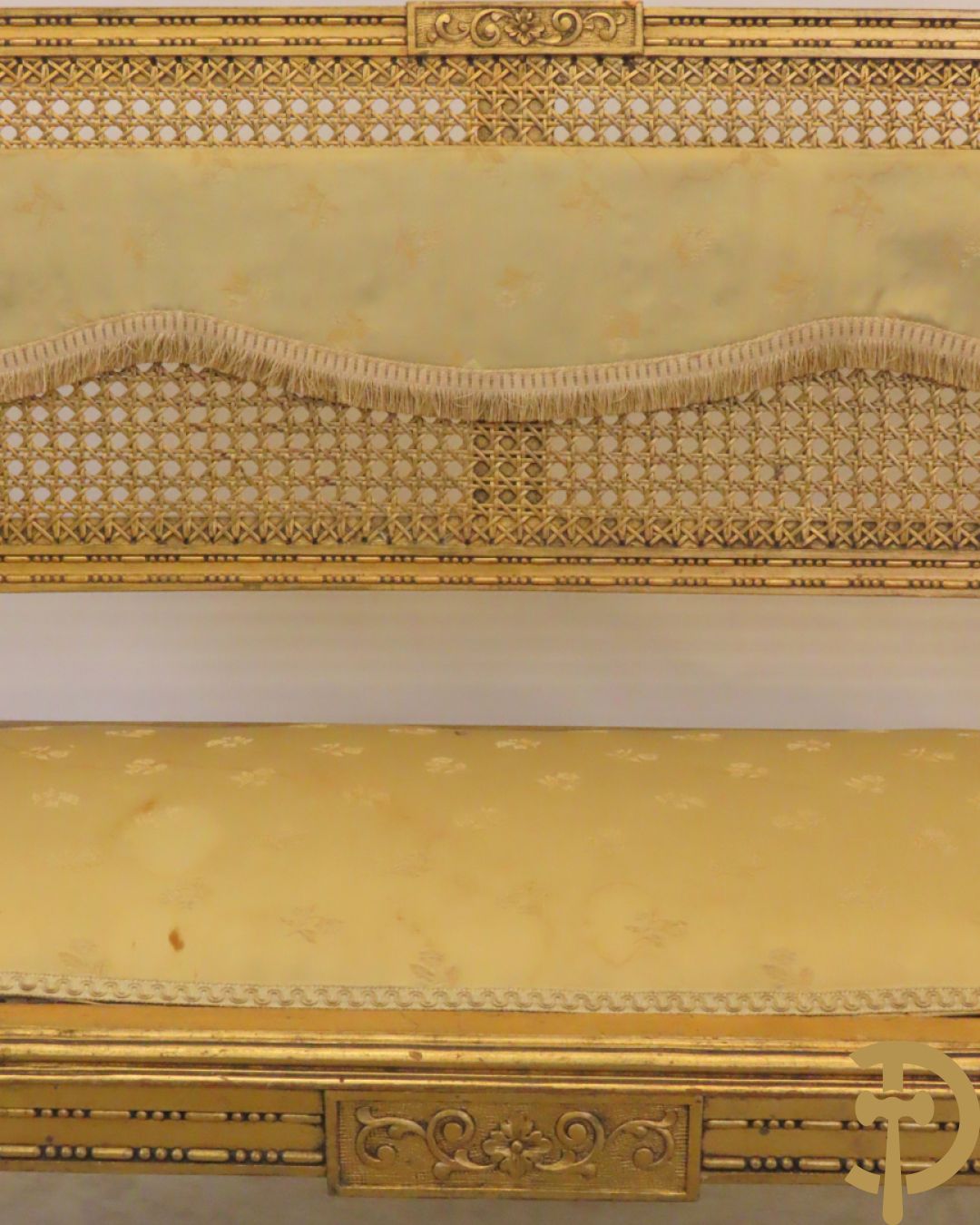 Vergulde tweepersoons canapé met accanthusranken en canage in de rug