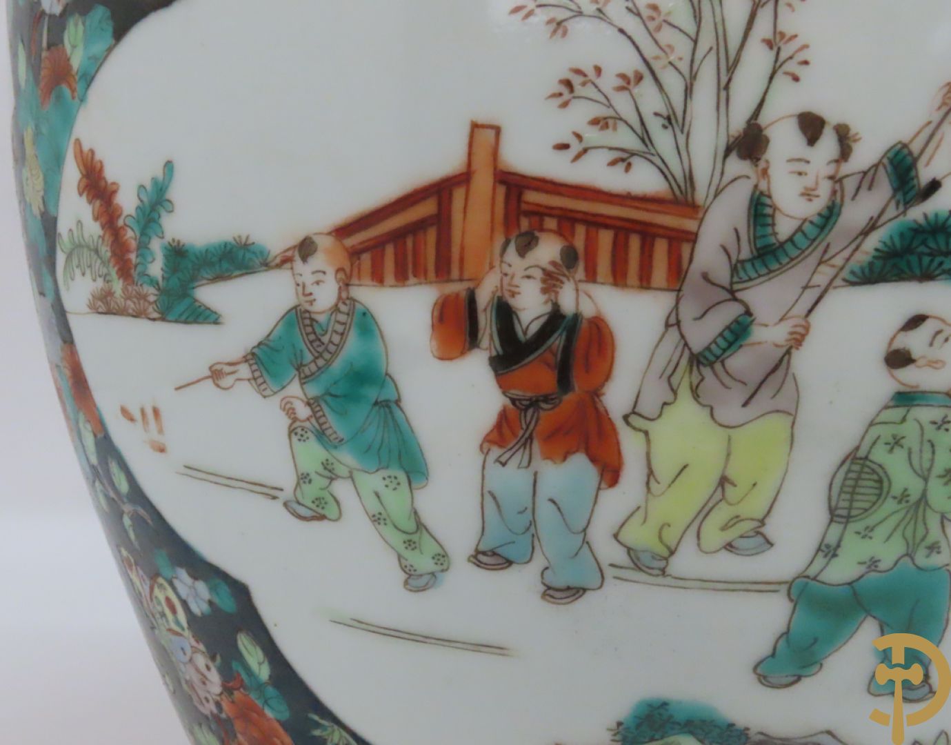 Chinese porseleinen cachepot met geanimeerd decor op zwarte fond met bloemen