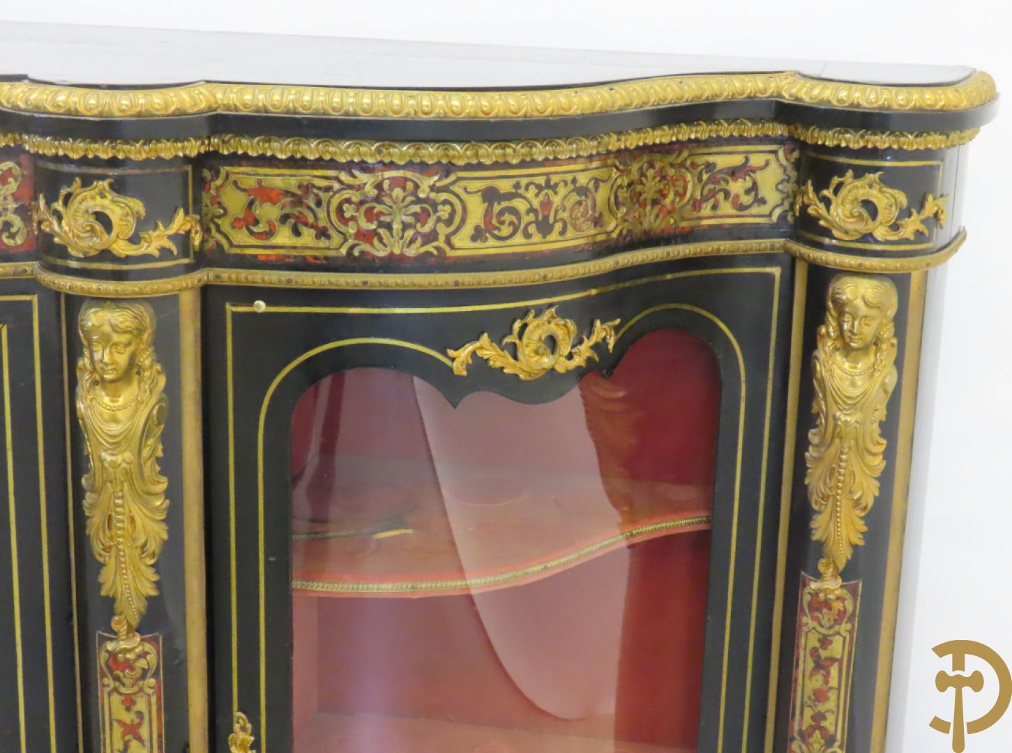 Napoleon III dressoir, centraal met bronnen plakkette omgeven door Louis XVI strik, met 2 zijdelingse vitrines met gebogen glas - stijlen bezet met bronzen dameshoofden
