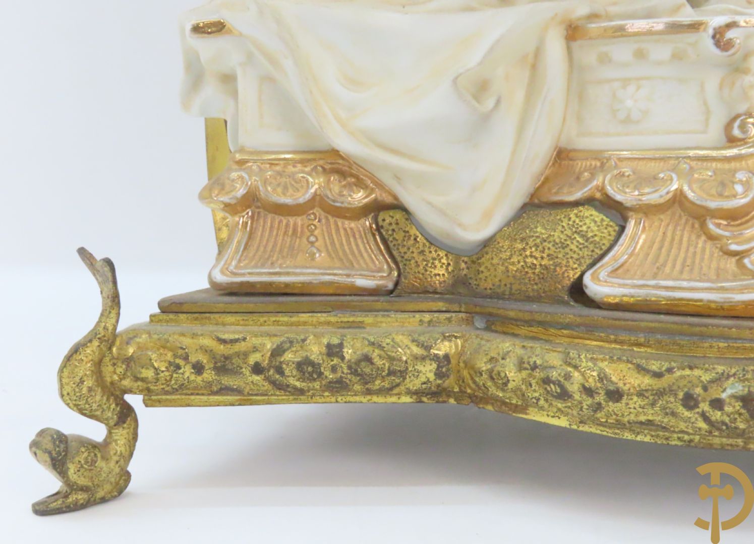 Lieftallig biscuit van romantisch koppel bij amfoor met kleine neergezeten cupido onder koperen baldakijn met kristallen belletjes