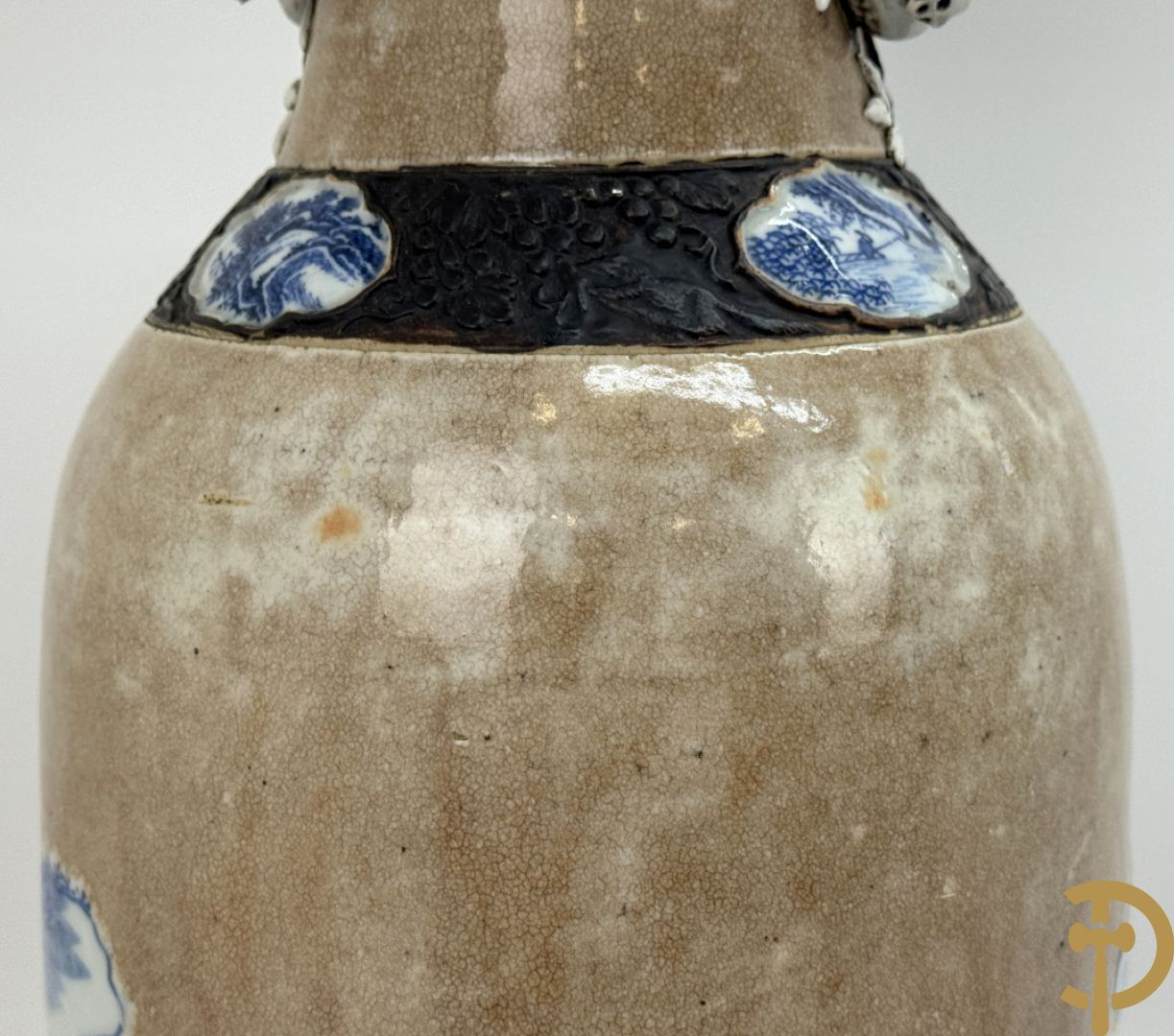 Antieke Chinese Nankin vaas met decor van wijsgeren, onderaan bezet met hert en bovenaan met pioenrozen