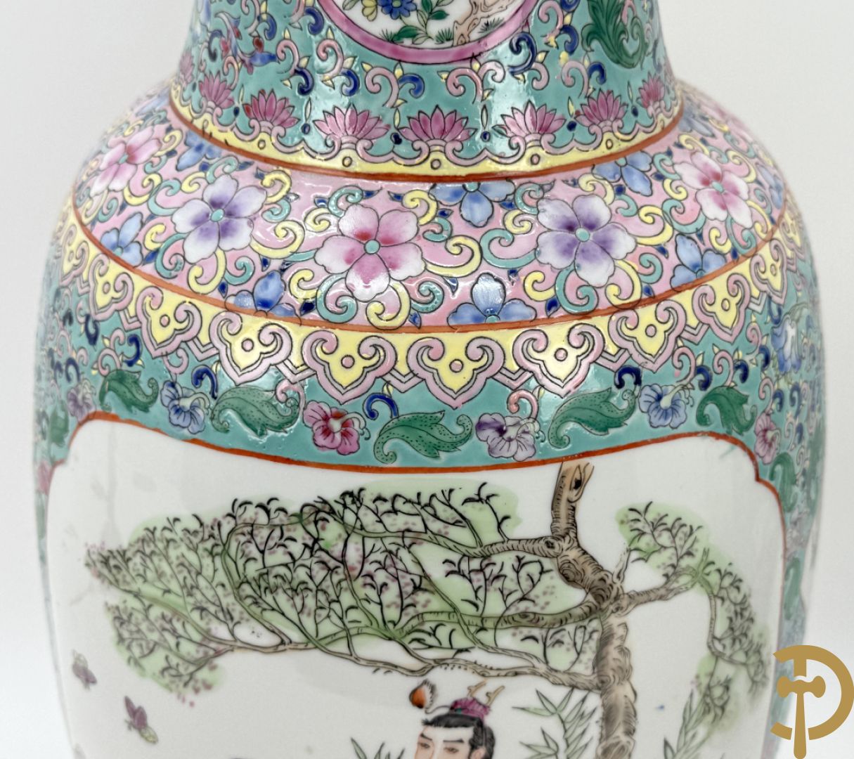 Paar Chinese vazen met geishadecor, rondom bezet met bloemen