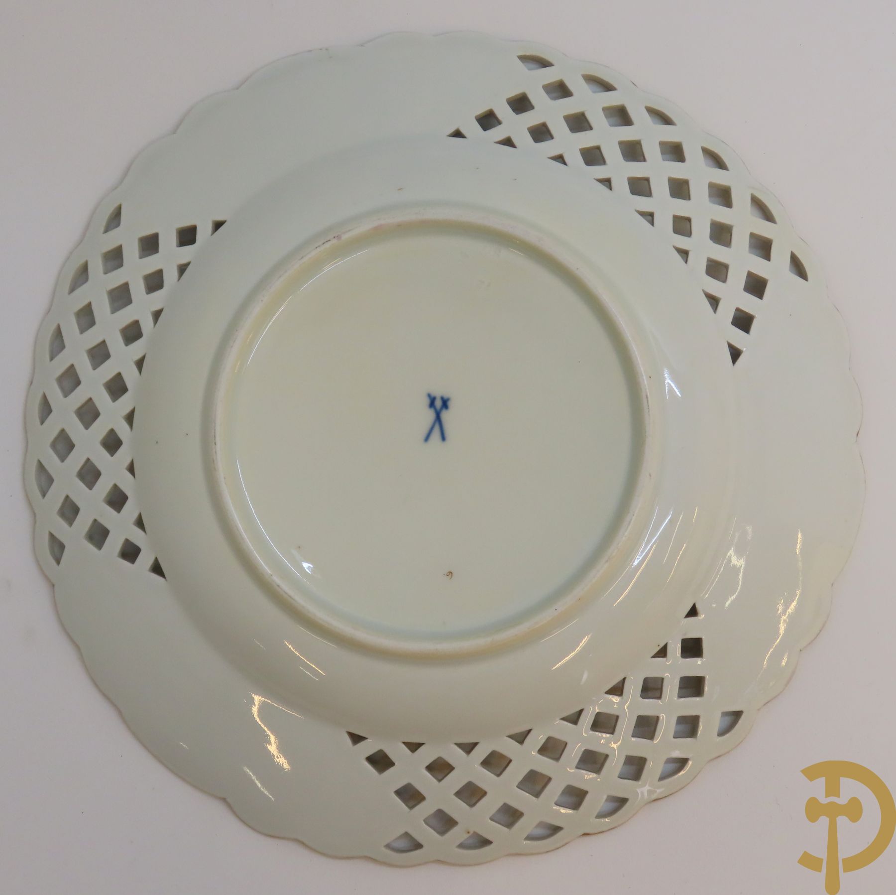 Zes porseleinen borden onder gemerkt met zwaarden / Meissen : 1 bord met stadstafereel, 1 verlucht bord met drakendecor, 1 bord met vogeldecor, 1 met bloemen en 2 met bloemendecor omgeven door vergulde rand