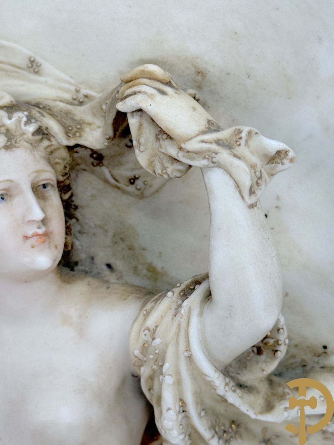 Paar ovale porseleinen plakkettes met elegante dame in bloemenveld