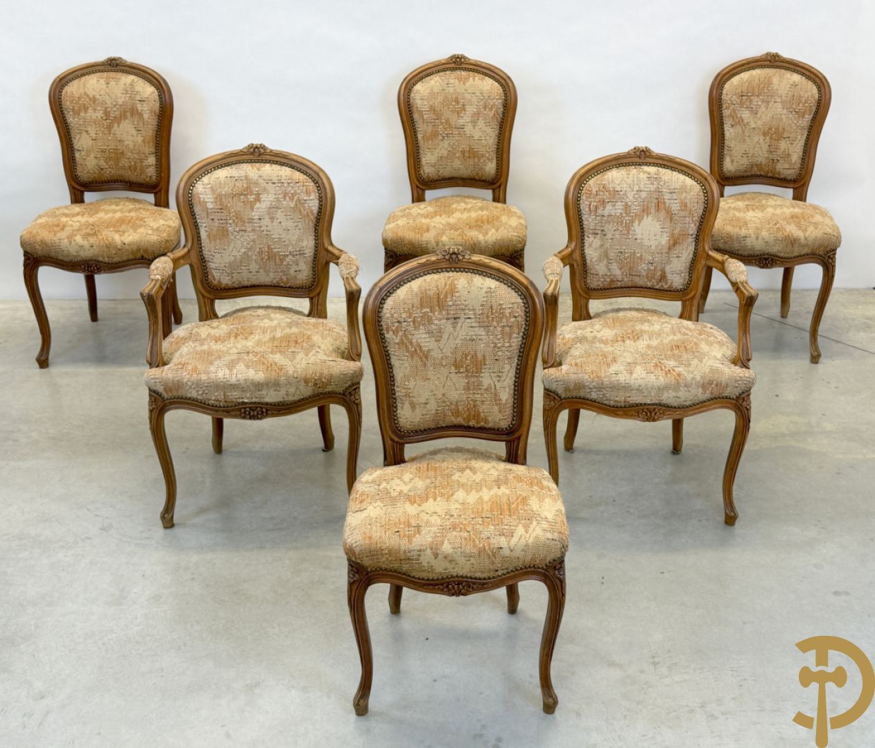 Paar Louis XV armzetels en 4 Louis XV stoelen