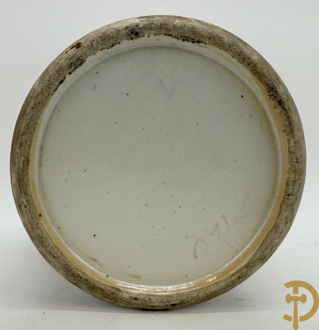 Chinese porseleinen Kantonvaas met geanimeerde taferelen, bloemen, vogel en vlinderdecor