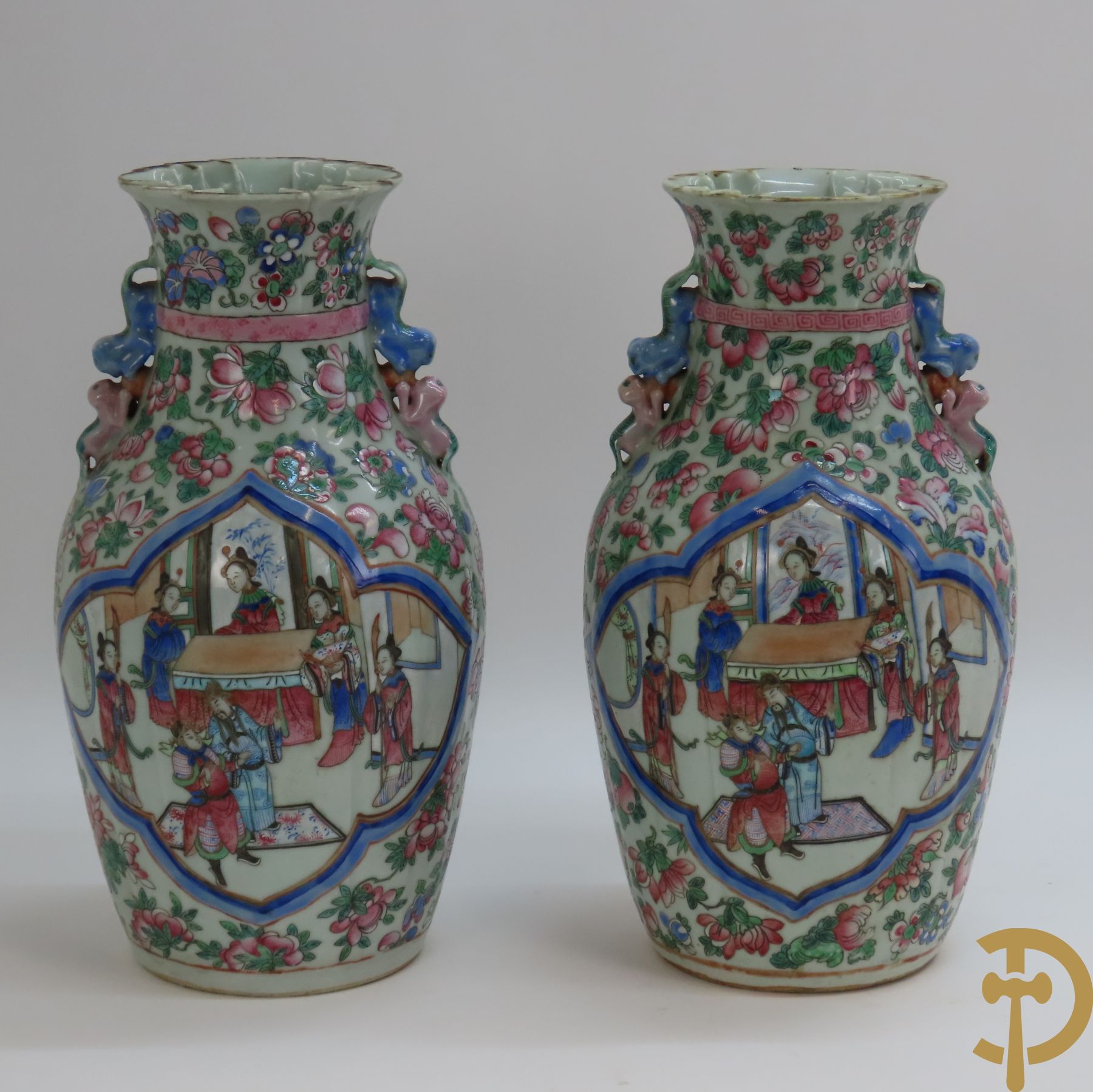 Paar Chinese porseleinen Kanton vazen met waaierende kol, centraal met geanimeerd decor omgeven door vruchtendecor, 19e