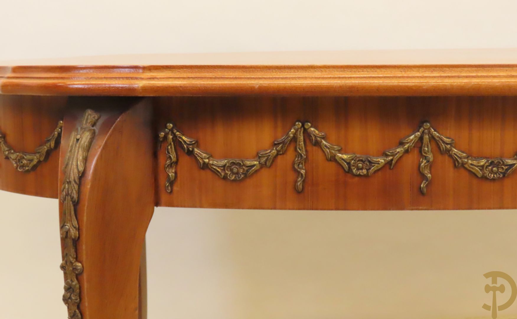 Notelaren ovale salontafel bezet met bronsbeslag