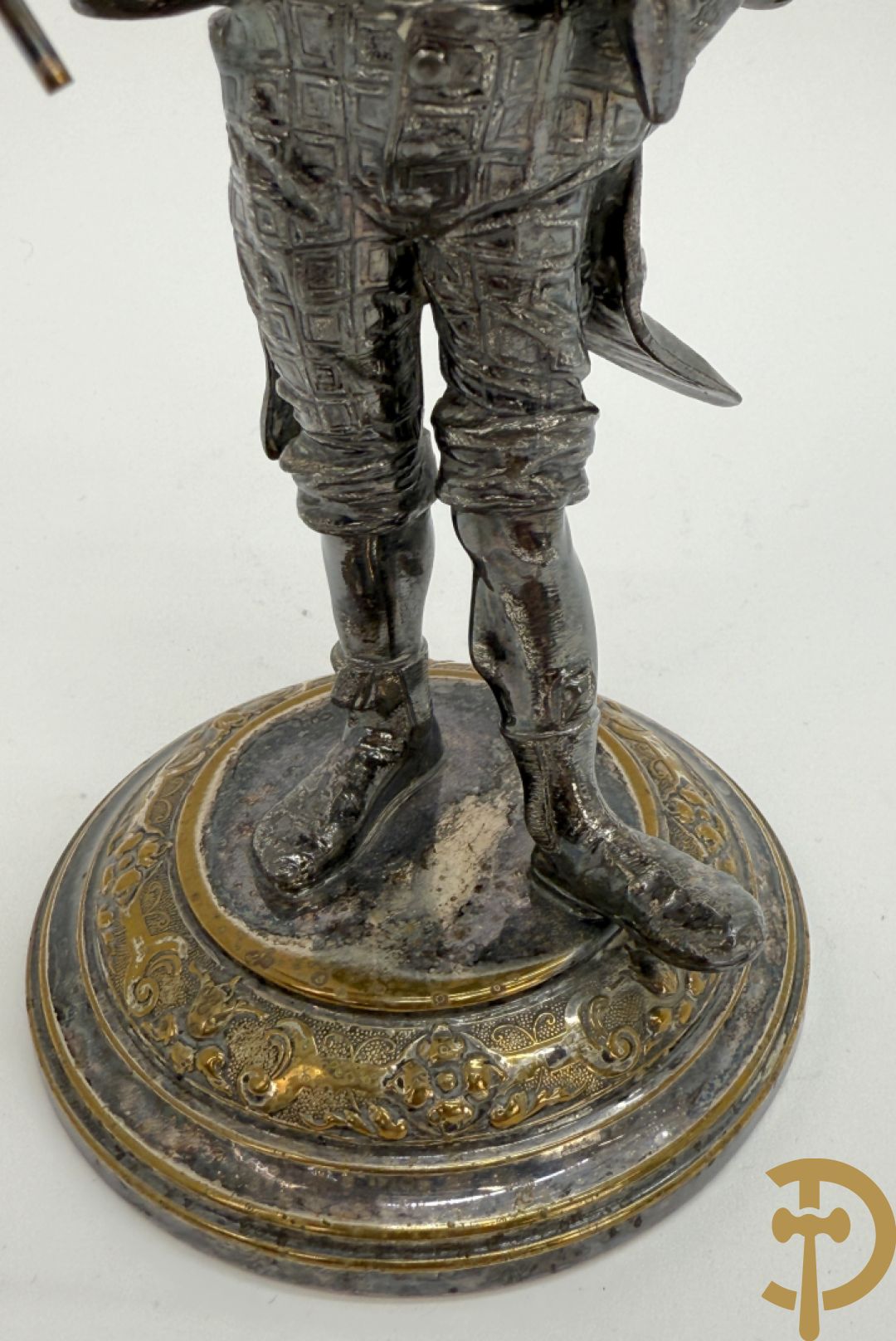 Ongetekend verzilverd metalen beeldje van circusdirecteur met afneembare hoed