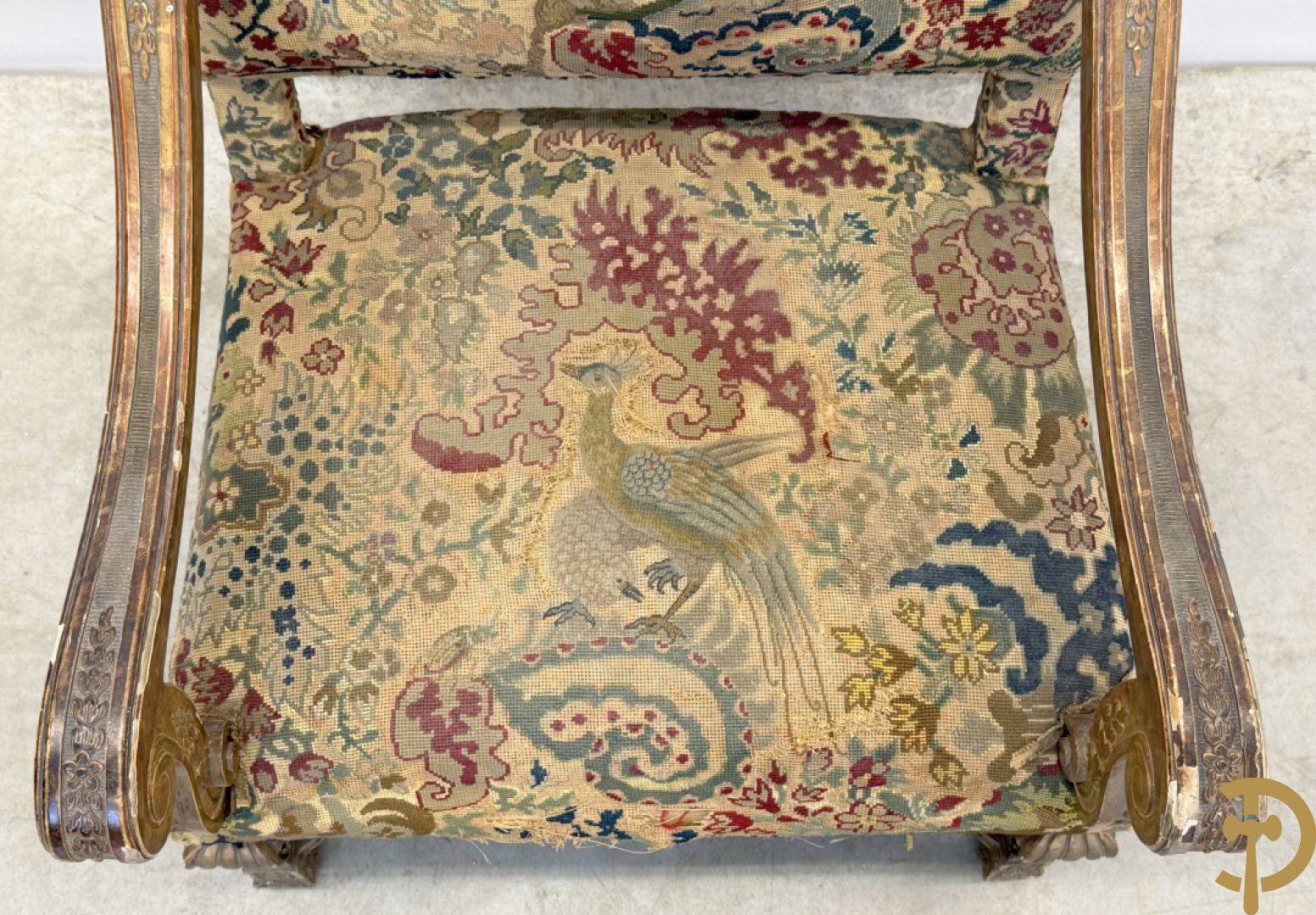 Vier vergulde Louis XIV kasteelarmzetels met geanimeerde scènes in petit points, 19e