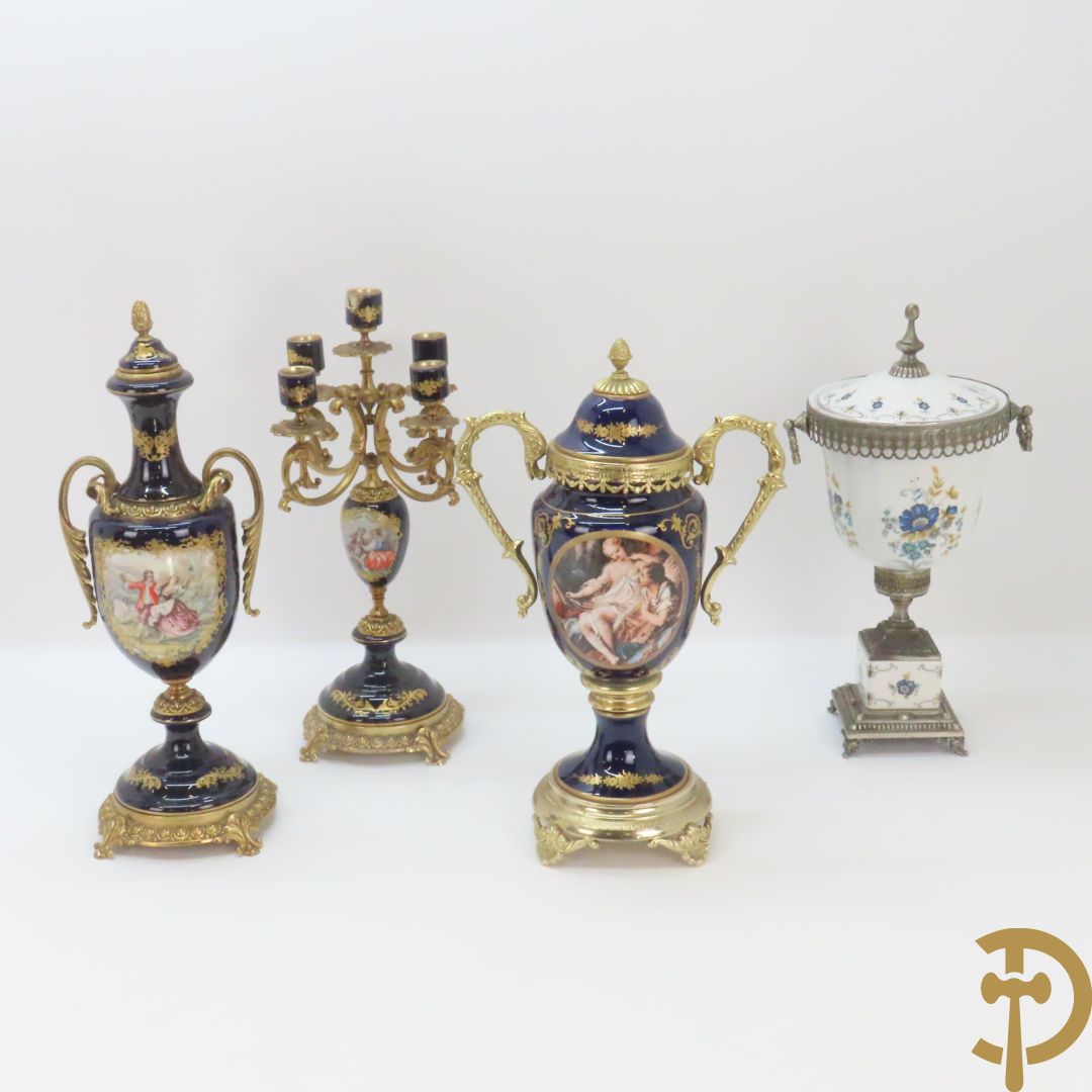 Twee porseleinen Stijl Sèvres cassolettes + dekselpotiche met bloemendecor + vijfarmige kandelaar Sèvres stijl, ACF