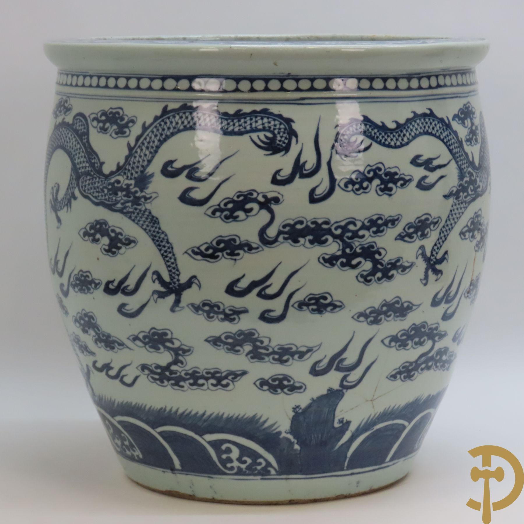 Chinese porseleinen blauw - witte cachepot met met drakenmotieven en wolkendecor