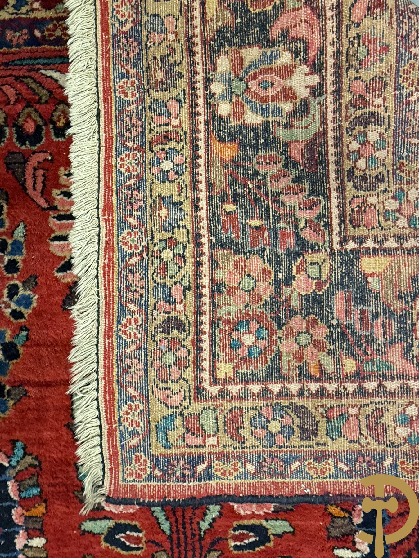 Oosters handgeknoopt tapijt met rode fond, bloemen en accanthusranken