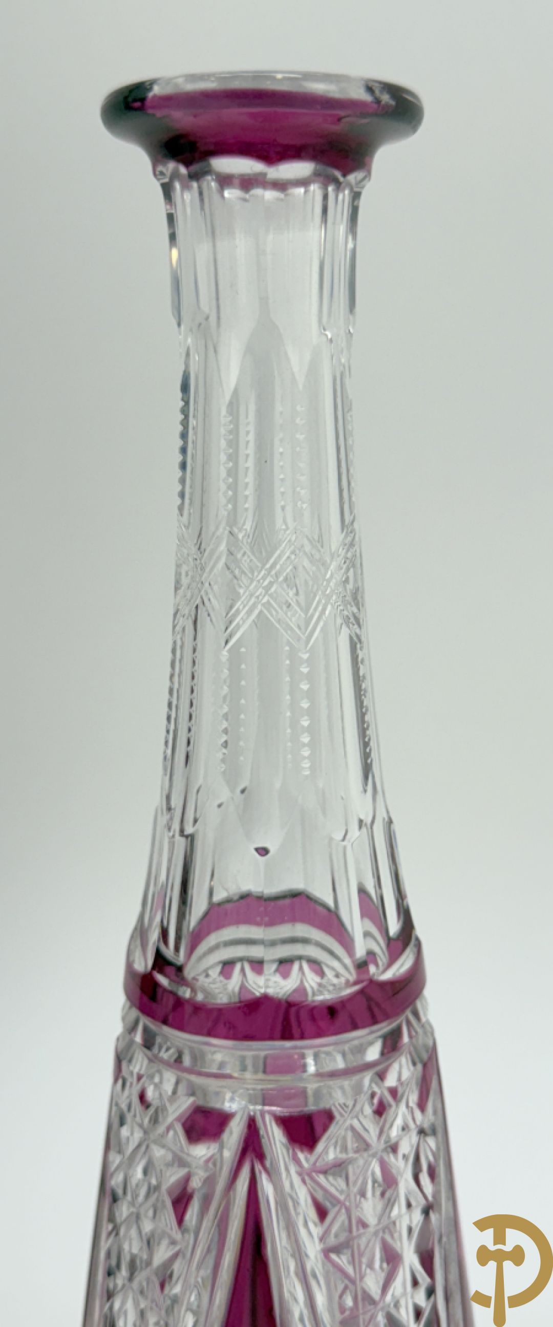 Paarse en rood gekleurde kristallen karaf Val-Saint-Lambert + 2 Boheemse karaffen + verzilverde decanteur met Louis XV motieven