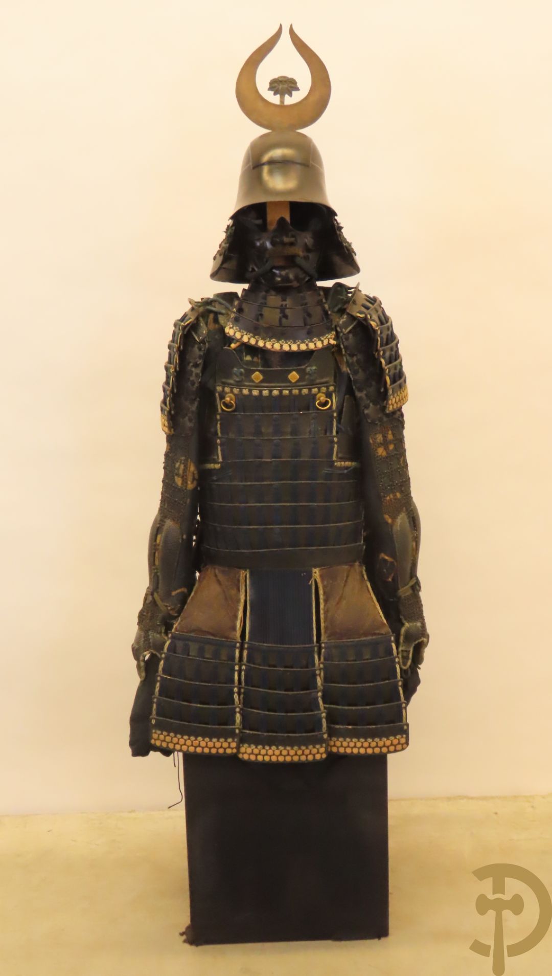 Antieke Aziatische samurai uitrusting op sokkel bestaande uit Nerikawa van leder (verschillende leeftijden)