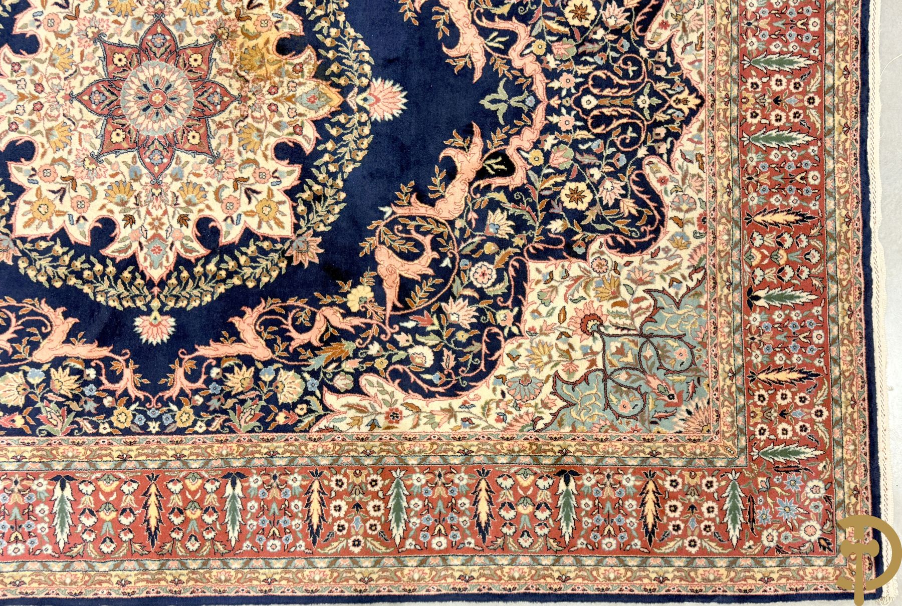 Oosters handgeknoopt tapijt met blauwe fond en bloemenmotieven