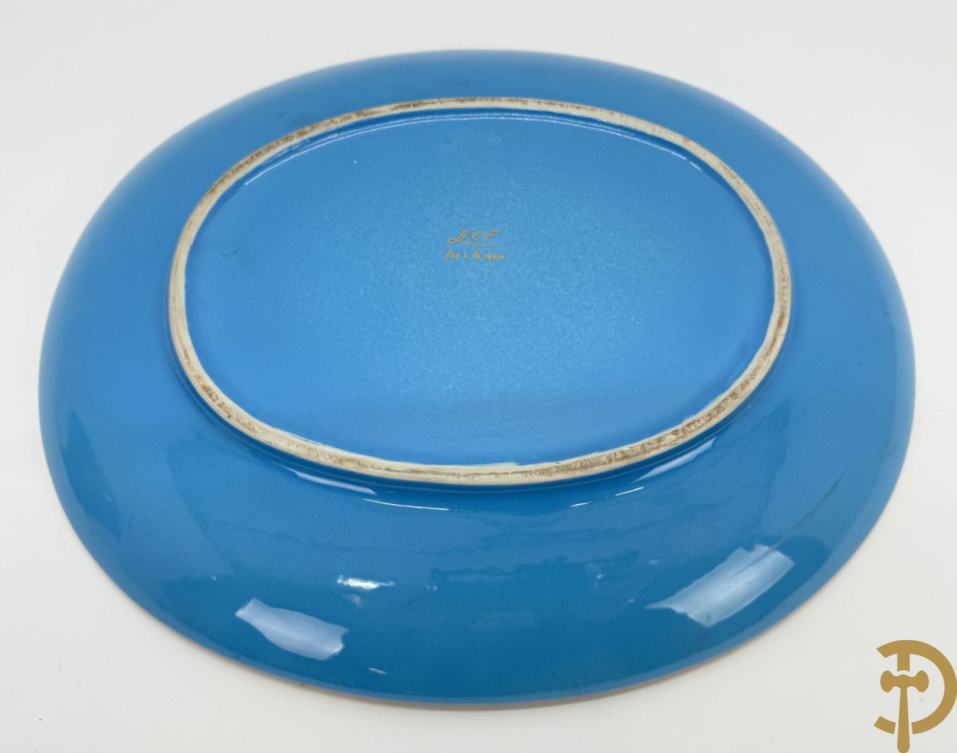 Hemelsblauwe dekselcoupe met decor van romantisch tafereel en bronzen ornamenten op onderschaal, ACF gemerkt