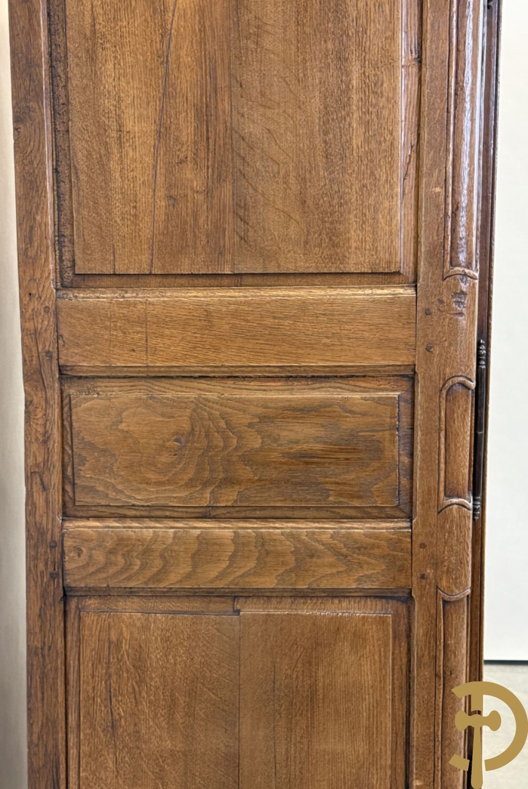 Massief eiken tweedeurskast met afgestoken panelen en gezwaaide moluren