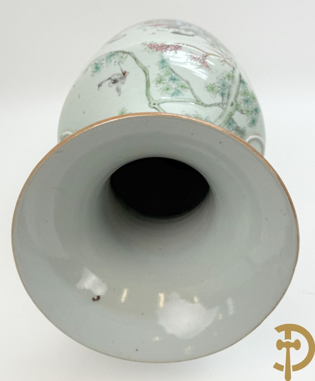 Chinese porseleinen vaas met decor van dames en hert in landschap