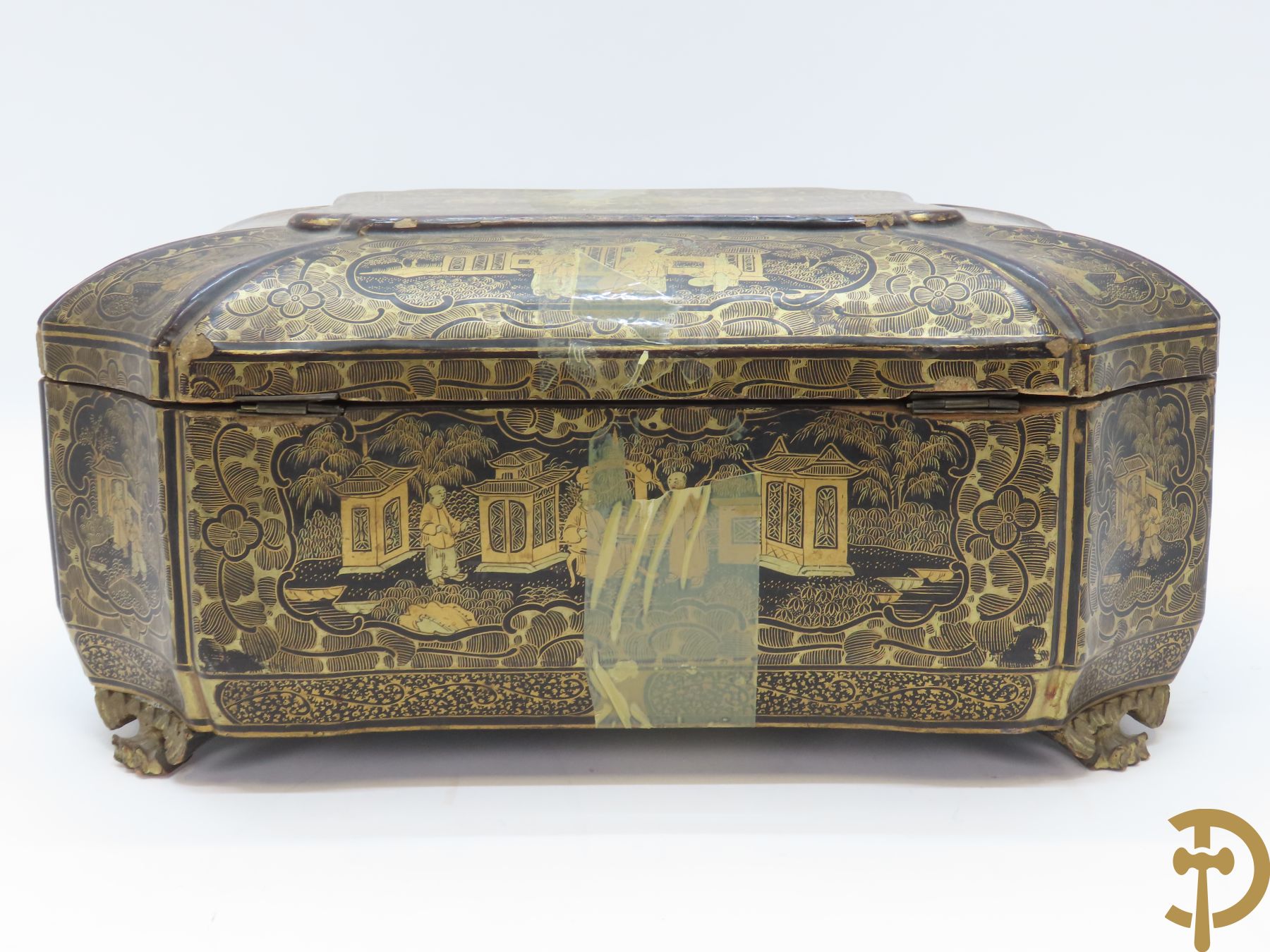 Chinese zwartgelakte naaibox met vergulde taferelen + gemarketteerde doos