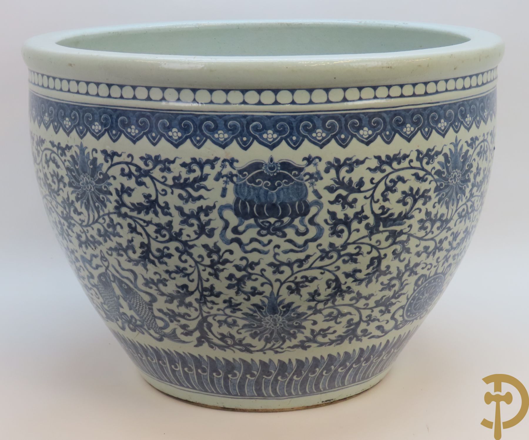 Chinese porseleinen blauw - witte viskom of grote cachepot met lotusslingers, Qian Long 19e