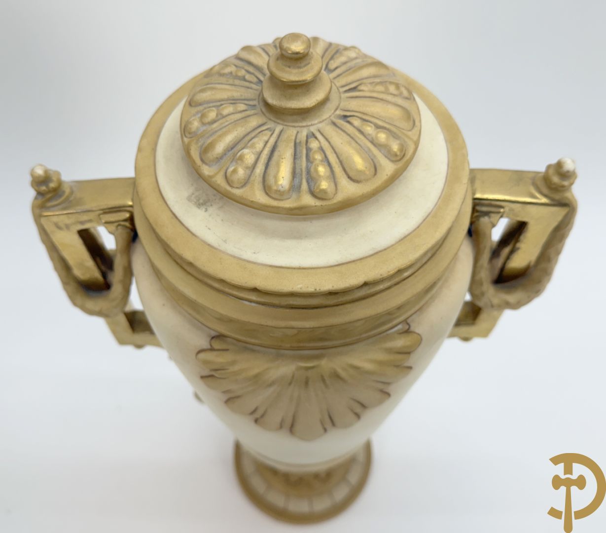 Paar Royal Dux vazen met guirlandes, Louis XVI stijl , nummer 5447