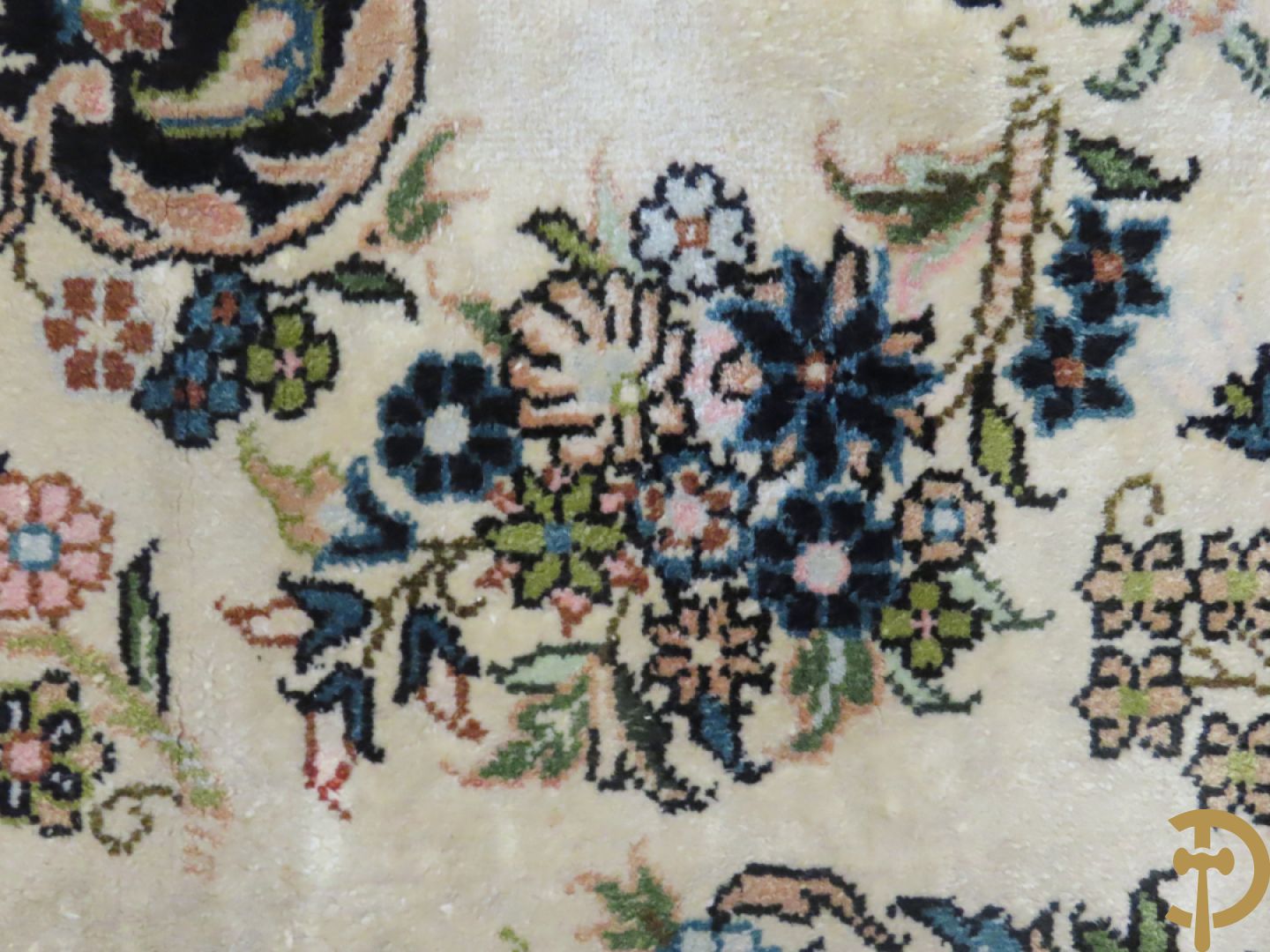 Oosters handgeknoopt tapijt met centraal medaillon, zijde op katoen