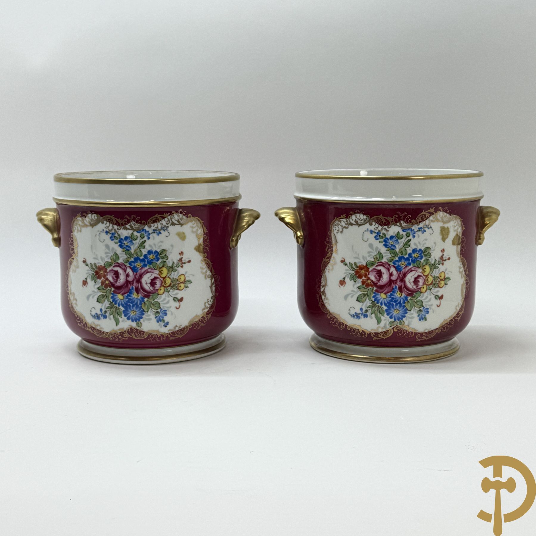 Paar porseleinen cachepots met bloemen en verguld decor, gemerkt Pillivuyt La porcelaine de la France