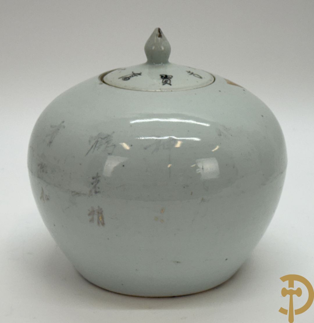 Twee rolvazen met bloemen- en vogeldecor + dekselpotiche met vogeldecor + Chinese vaas met decor van dames en kinderen