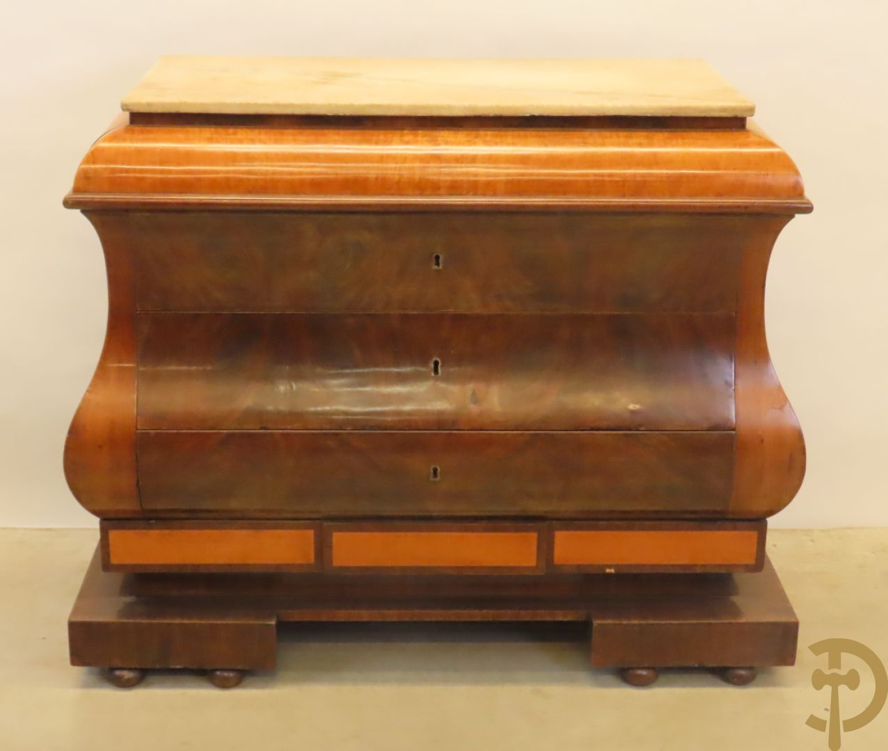 Antieke gegalbeerde commode van mahonie met 4 lades, 2 de kwart 19e