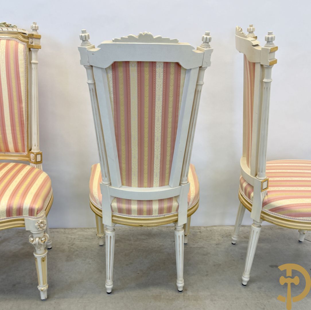 Italiaanse eetkamer met beschilderd bloemenmotief bestaande uit vierdeursdressoir met beschilderde bloemenmotieven, accanthusranken en glazen blad, tafel op gesculpteerde poten en 6 stoelen