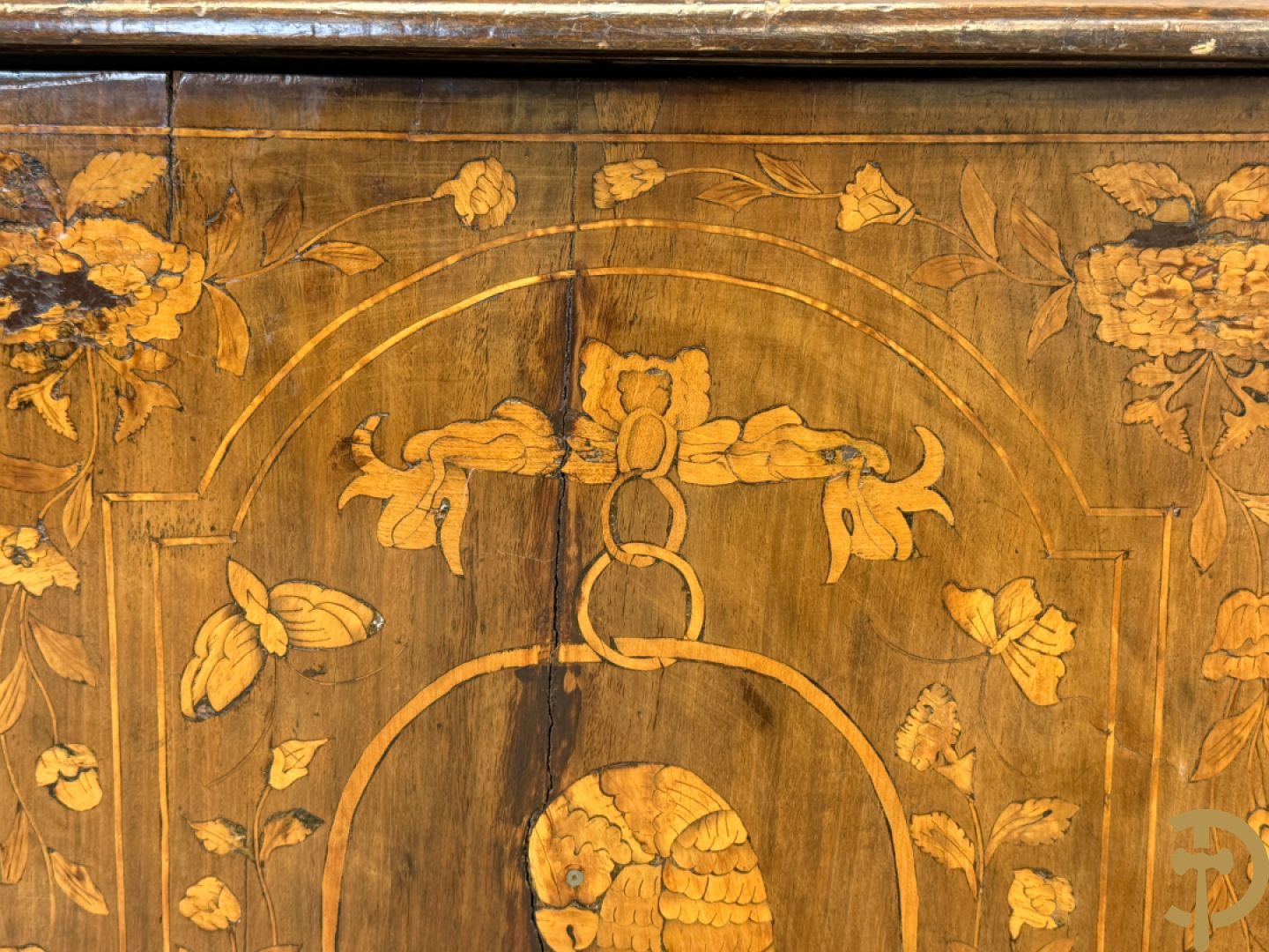 Hollandse ééndeurs hoekkast met gemarketteerd bovenblad met bloemenmotieven- deur met amfoor,  bloemen en bovenaan met papegaai