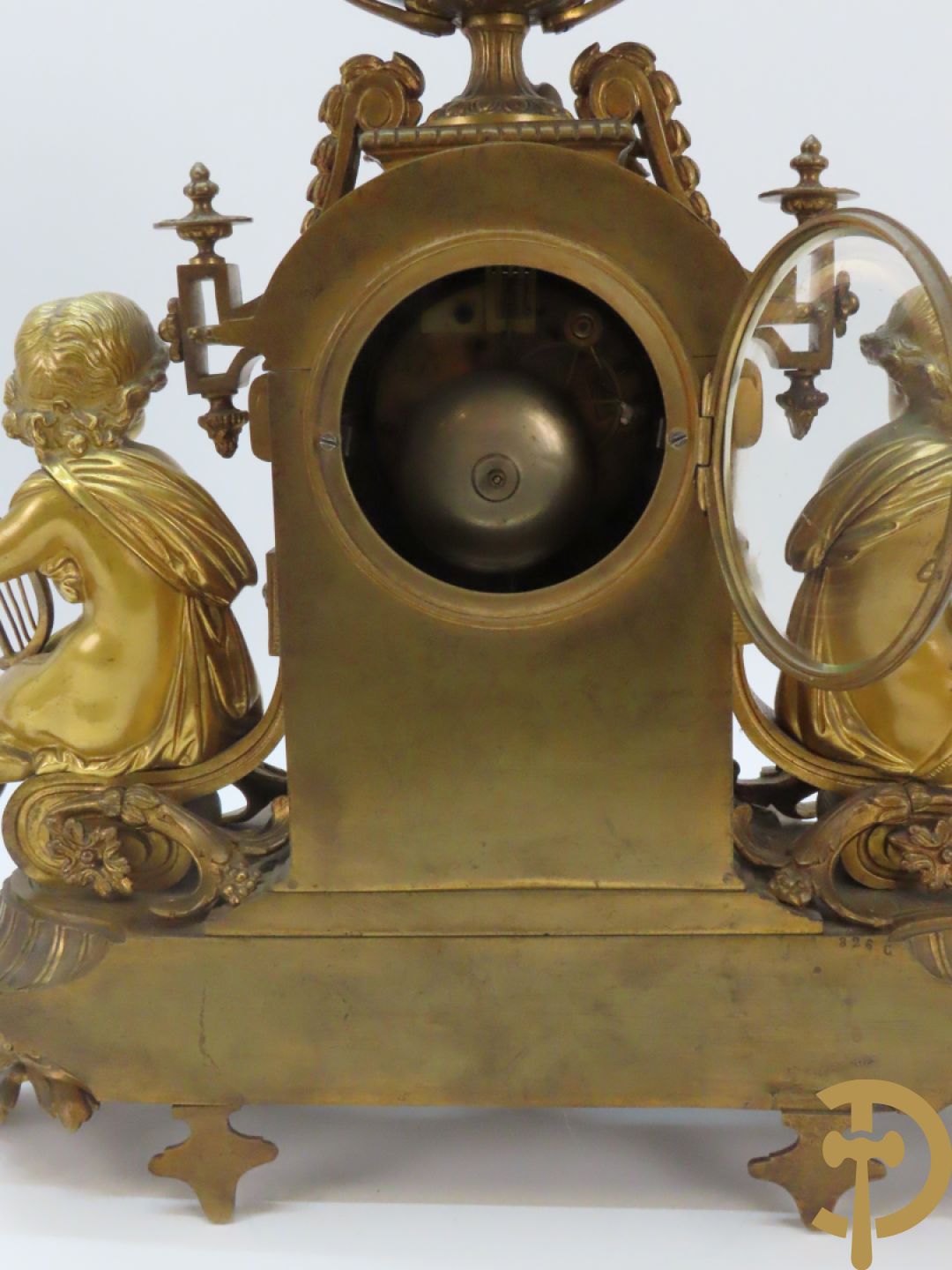 Driedelige bronzen garnituur bezet met Sèvres porselein bestaande uit pendule geflankeerd door paar cupido