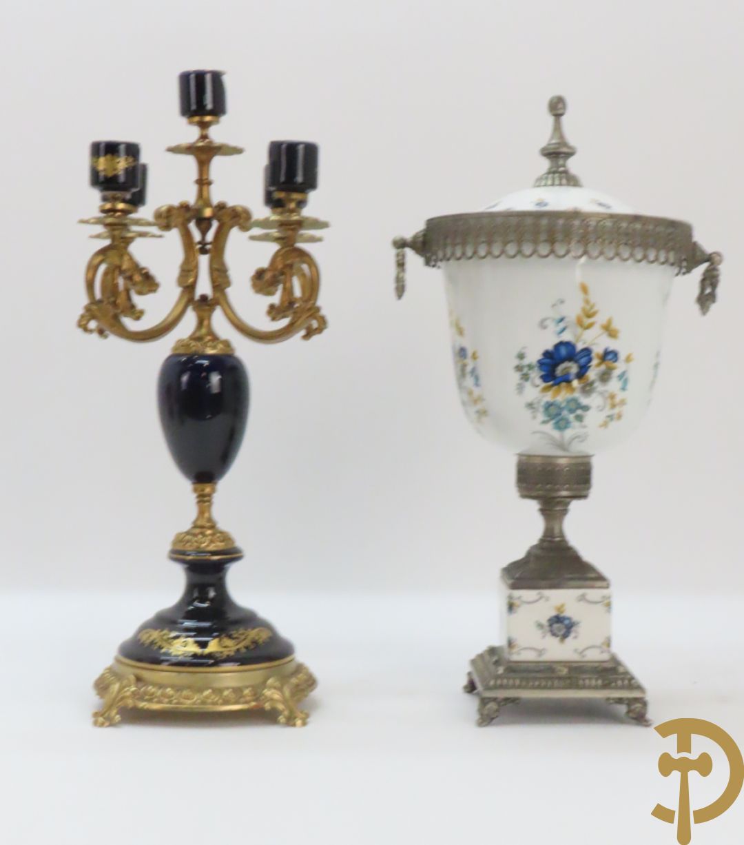 Twee porseleinen Stijl Sèvres cassolettes + dekselpotiche met bloemendecor + vijfarmige kandelaar Sèvres stijl, ACF