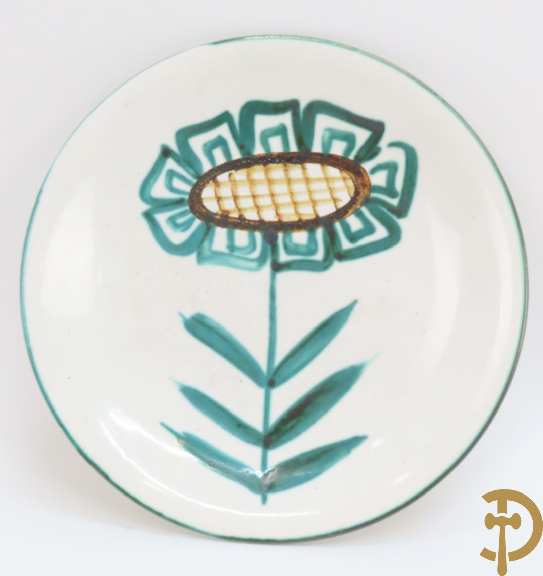 Zes vintage keramiek sculpturen w.o. zeemeermin van Amphora, keramieken vis, plakkette van doedelzakspeler, groepje met 5 kindjes, bord RP gemerkt en basrelief met vissen Vermeire P.