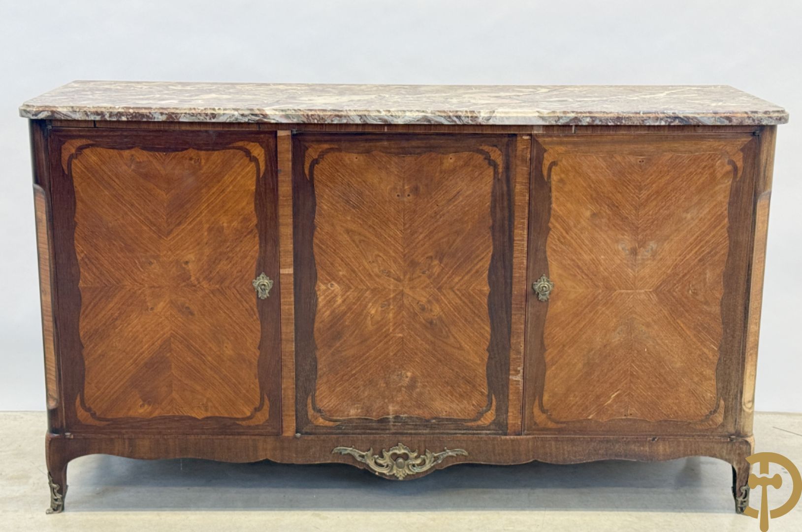 Notelaren driedeursdressoir met marmeren blad  bronzen sabots op de poten