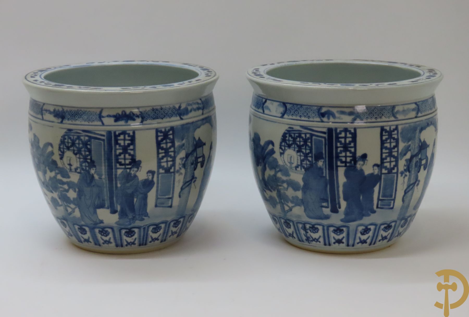 Paar Chinese porseleinen cachepots met blauw/wit decor van dames in landschap