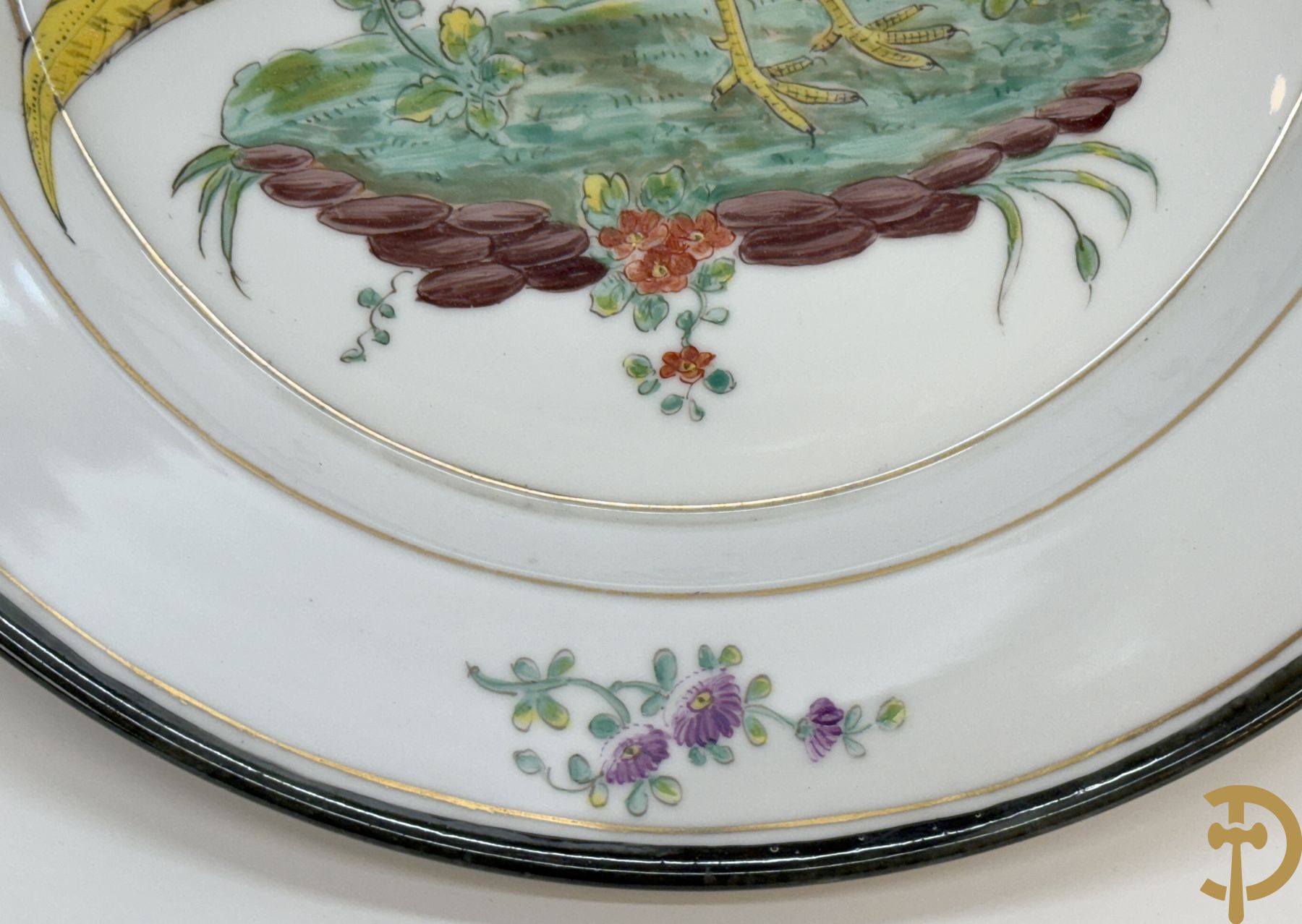 Paar handgekleurde Franse porseleinen borden met vogeldecor, 19e