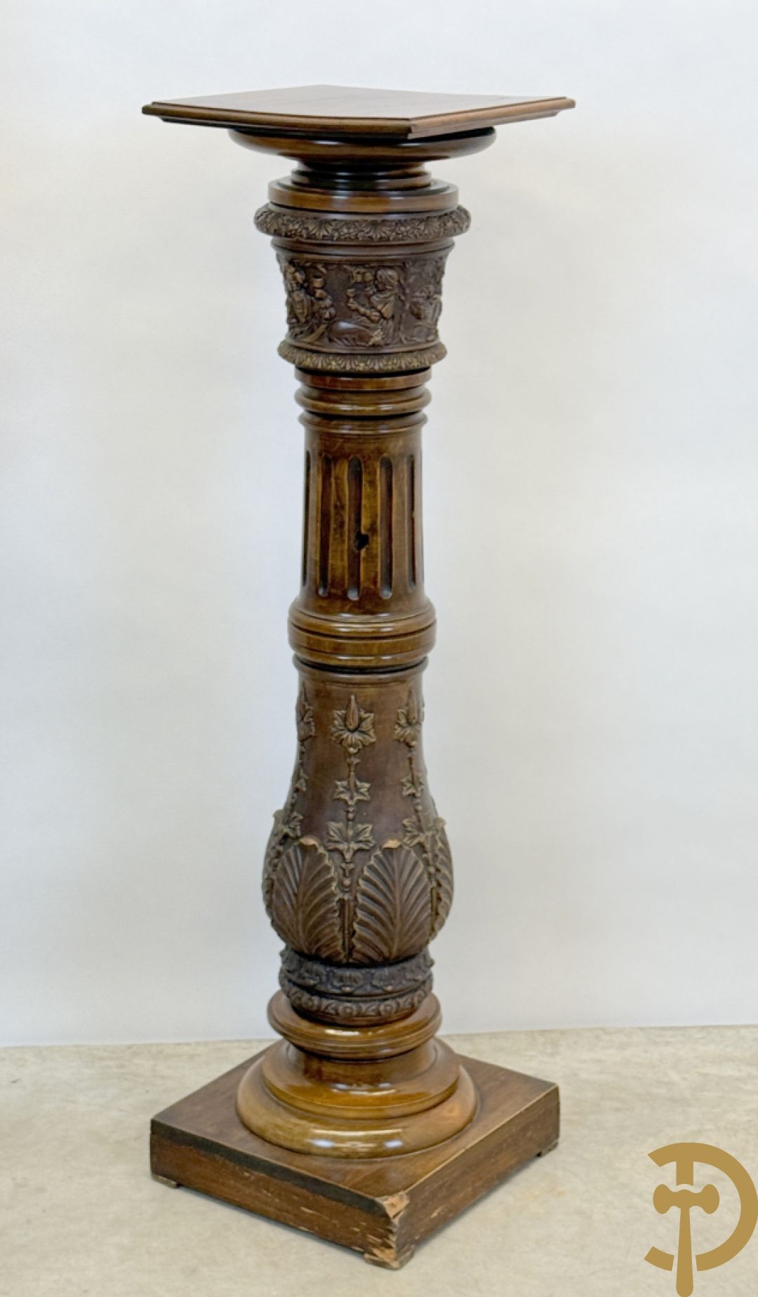 Gecanneleerde zuil met onderdelen in terra cotta bezet met basrelief van personages