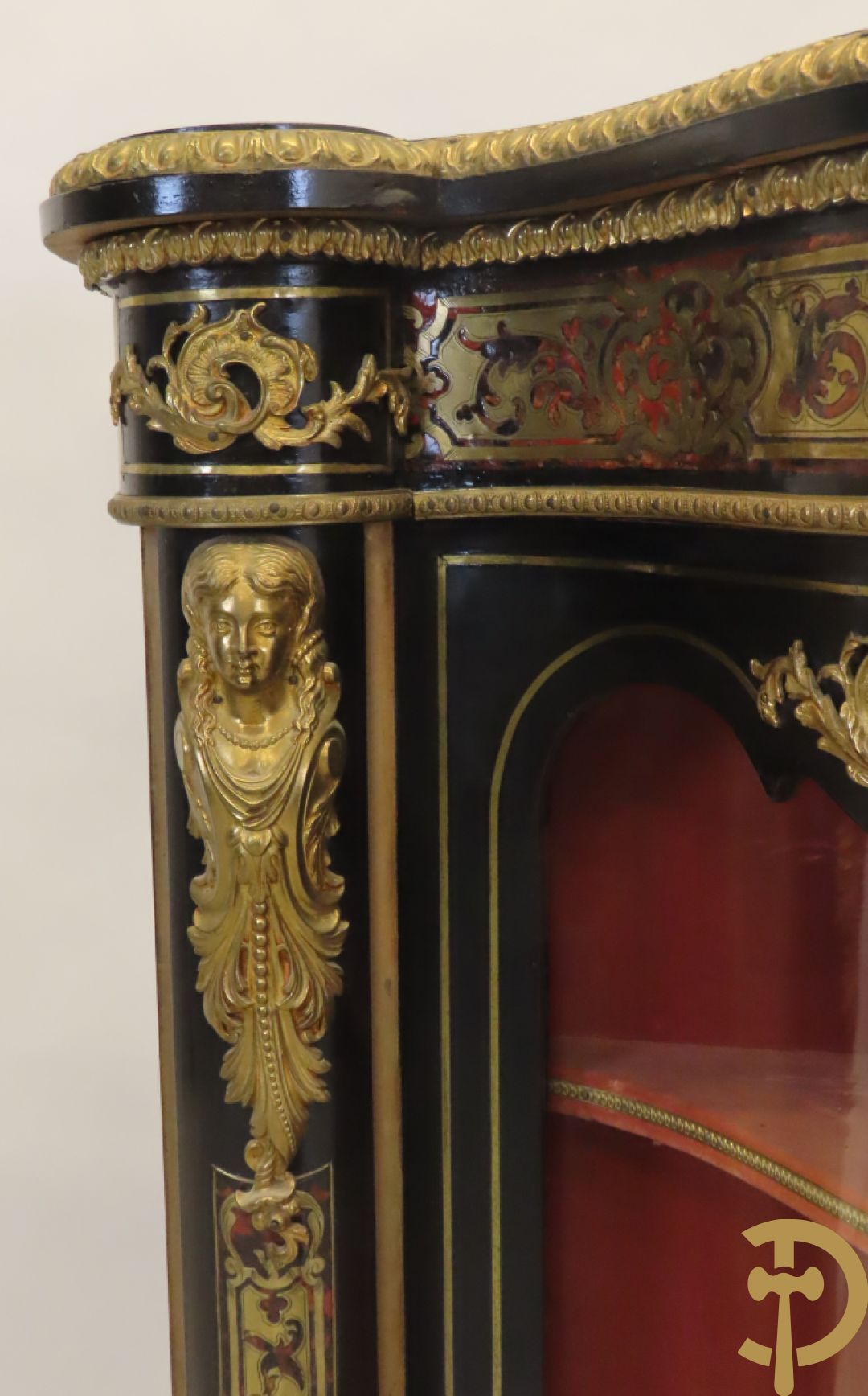 Napoleon III dressoir, centraal met bronnen plakkette omgeven door Louis XVI strik, met 2 zijdelingse vitrines met gebogen glas - stijlen bezet met bronzen dameshoofden