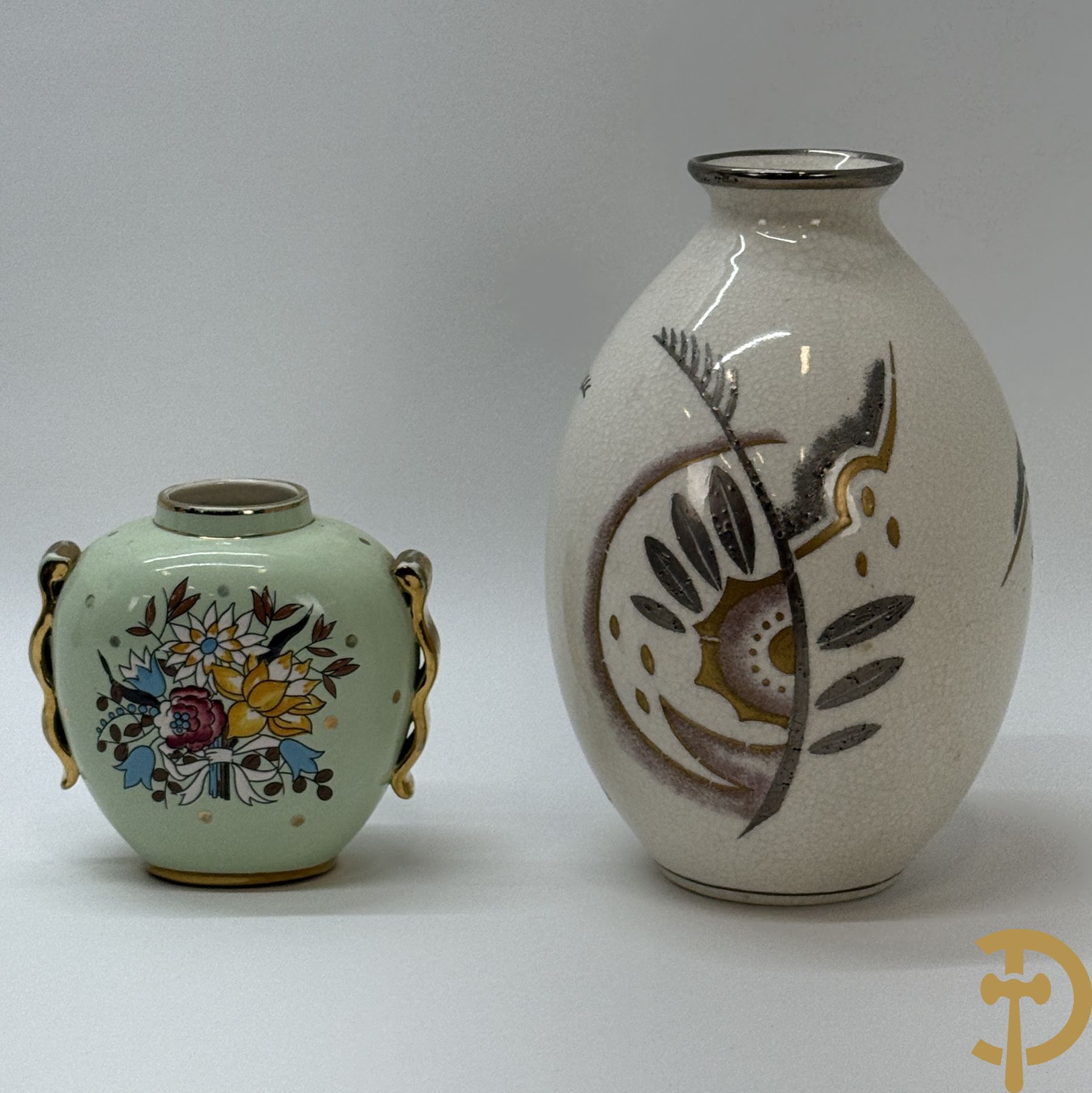 Boch La Louvière vaas met gestyleerd bloemenmotief en Art deco decor D1781 + Kleine Boch vaas met bloemendecor, decor 5525