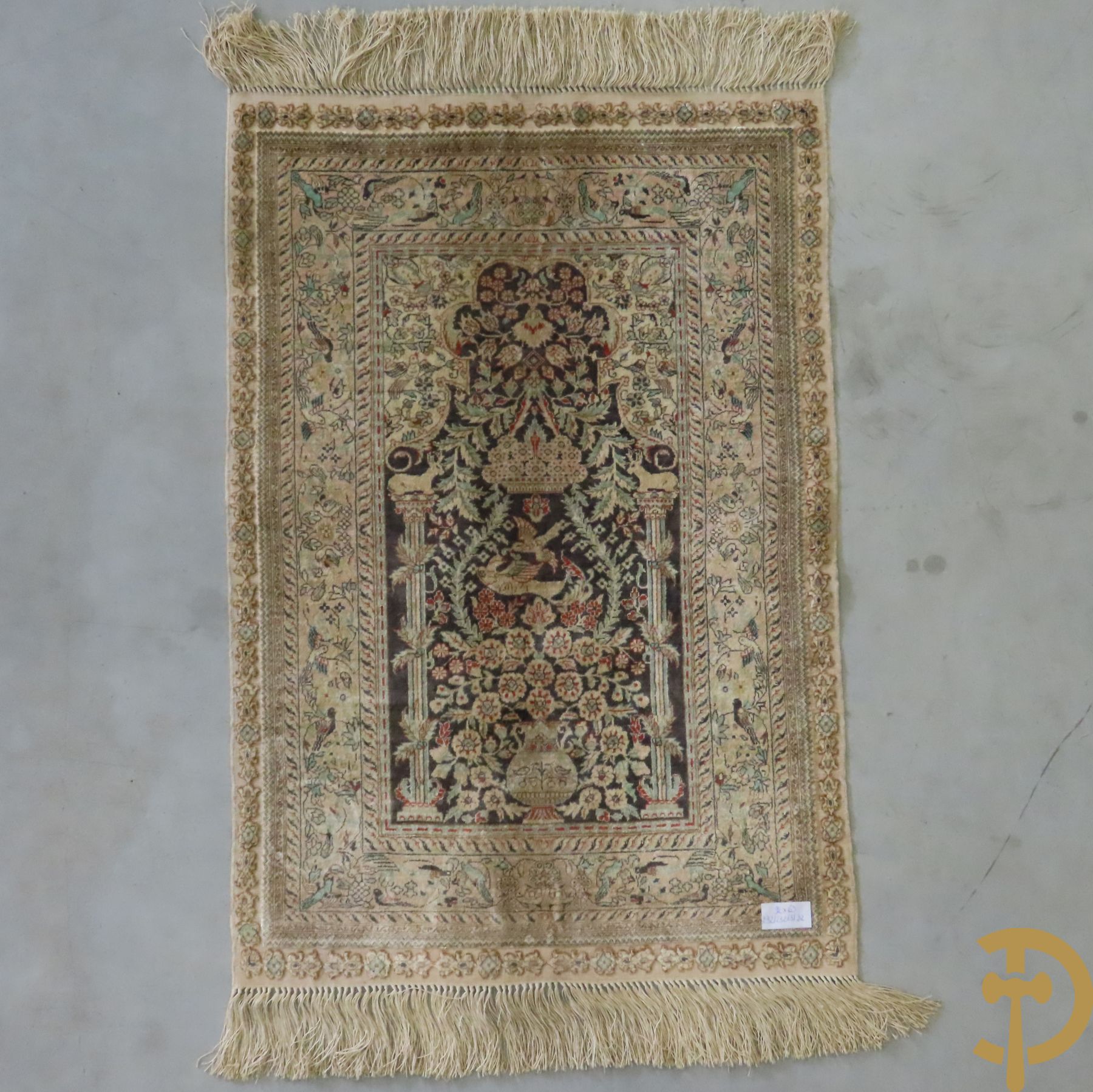 Oosters handgeknoopt zijden tapijt met decor van amforen omgeven door zuilen en vogels
