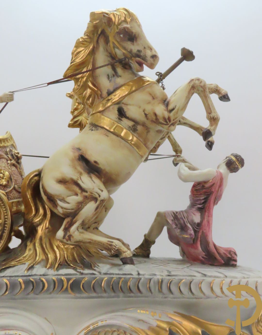 Beeld van strijdwagen met steigerende paarden 