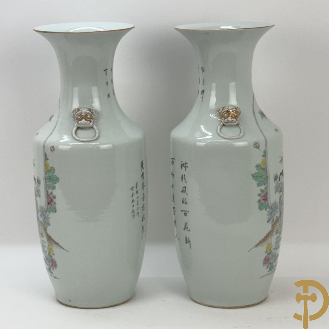 Paar Chinese porseleinen vazen met decor van dames in landschap