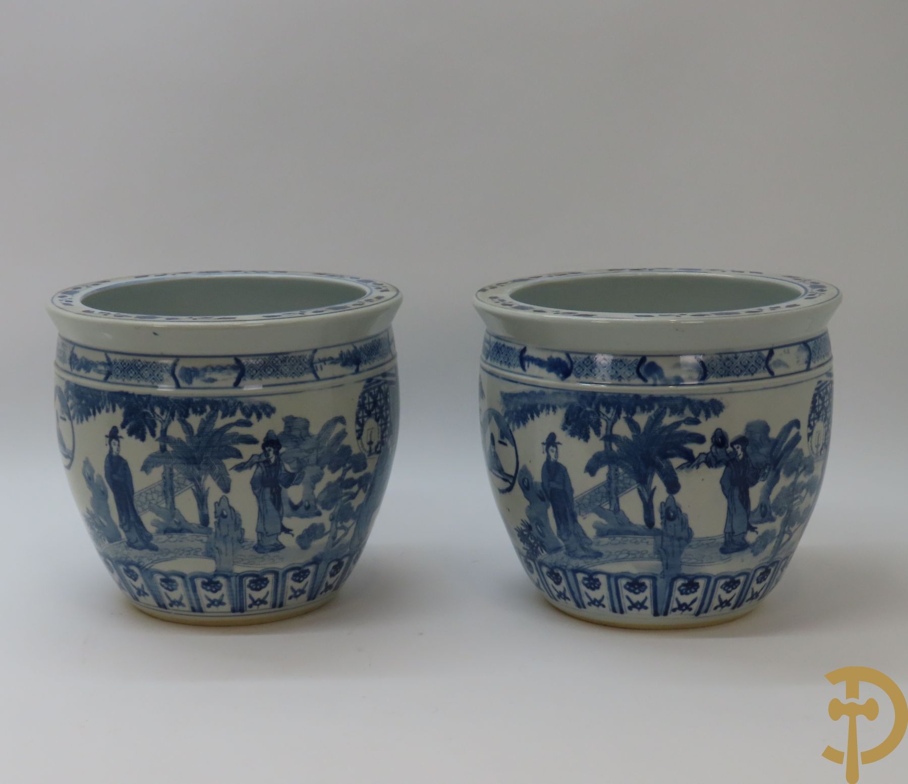 Paar Chinese porseleinen cachepots met blauw/wit decor van dames in landschap