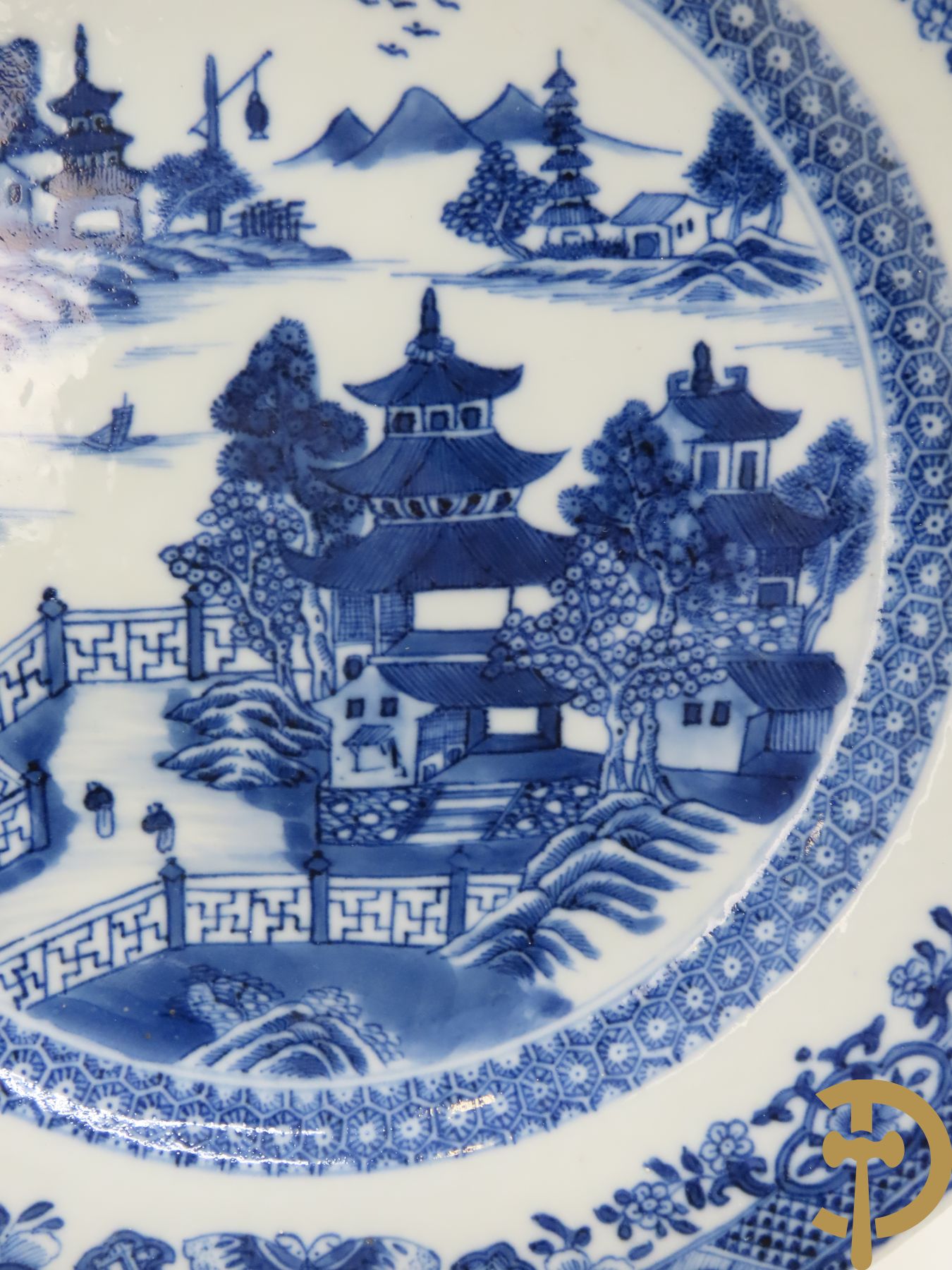 Vijf Chinese porseleinen bordjes met blauw/wit landschapsdecor met tempels