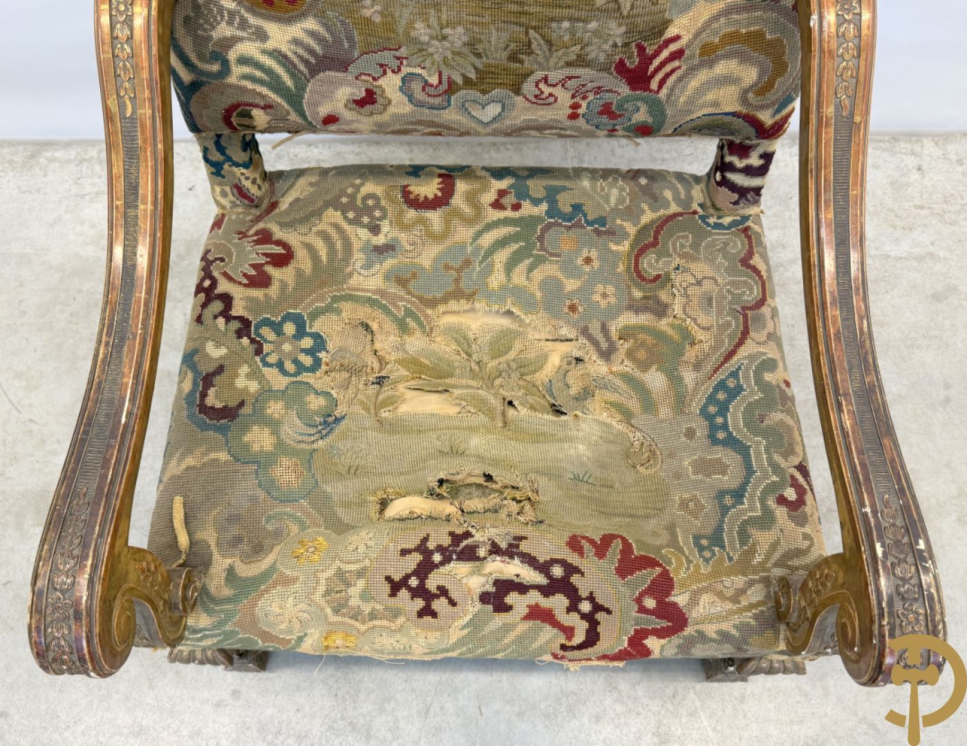 Vier vergulde Louis XIV kasteelarmzetels met geanimeerde scènes in petit points, 19e