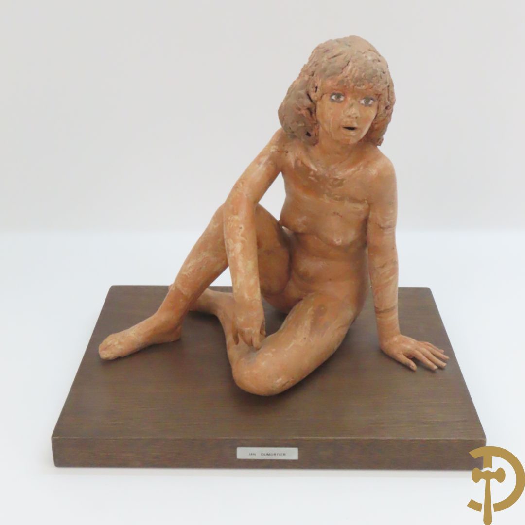 DUMORTIER Jan getekend 'Naakte zittende dame' terra cotta beeld op houten sokkel
